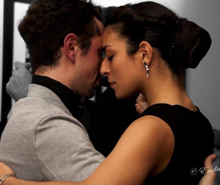 ARIANNA ISABELLA CURCIO e Fabio Berardi ballano, giornata mondiale del tango argentino, benessere psicofisico, Parkinson