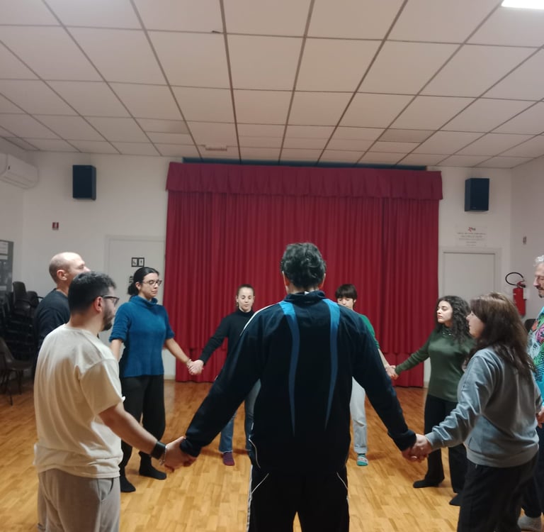 a group of people holding hands in a circle, classe di esercizi di bioenergetica