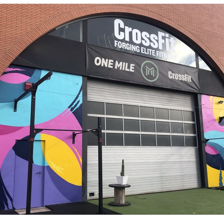 Mural corporativo en la fachada de un crossfit