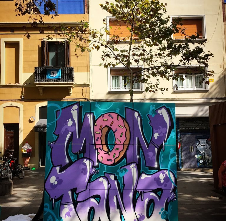 Un mural pintado en unos cubos en la calle. Pintura en vivo.