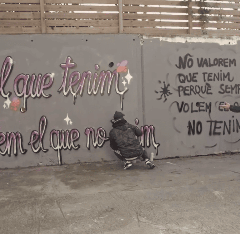 Fragmento o frame de una serie de TV en un canal catalán. Salgo yo pintando en un muro.