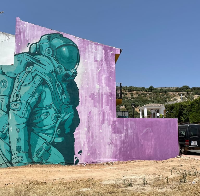 Mural de un astronauta en una fachada de 3 pisos de altura