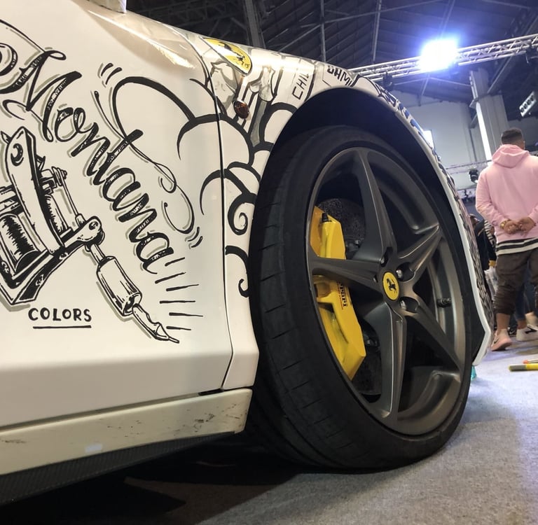 Un dibujo en un Ferrari, hecho en el salón del tattoo. pintura en directo