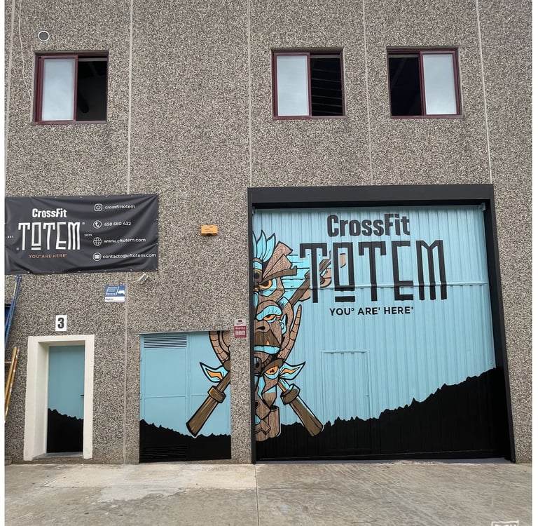 mural corporativo pintado en una enorme puerta de un crossfit