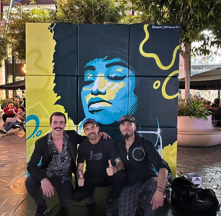 Mural pintado en unos cubos en un centro comercial. pintura en vivo mientras tocaban musica.