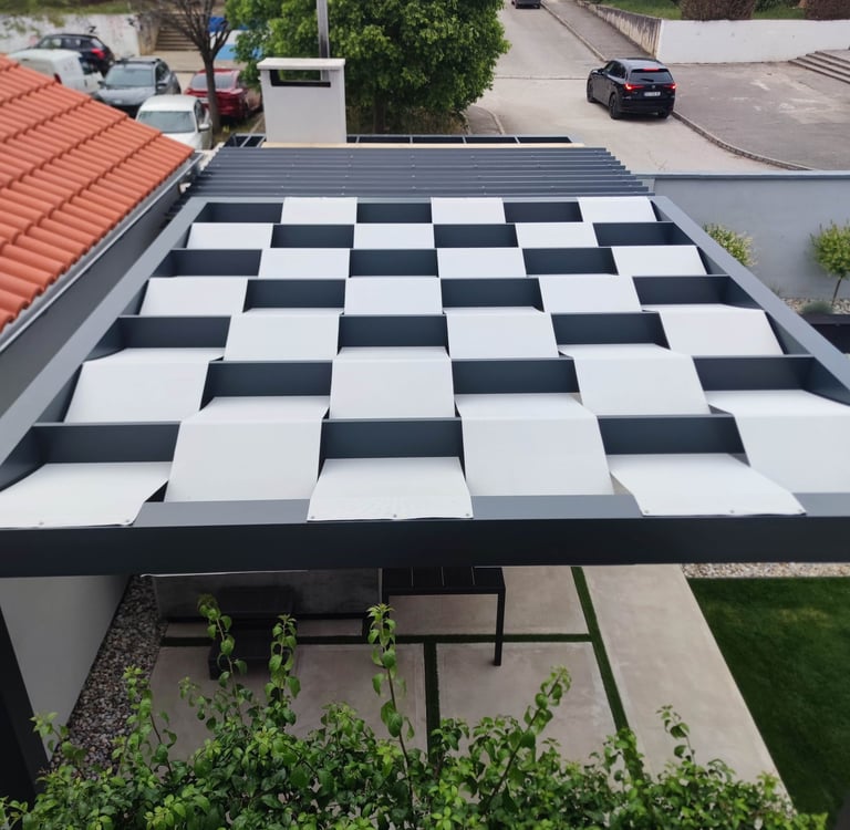 pogled na pergolu i tkaninu koja je cini prozracnom odozgor