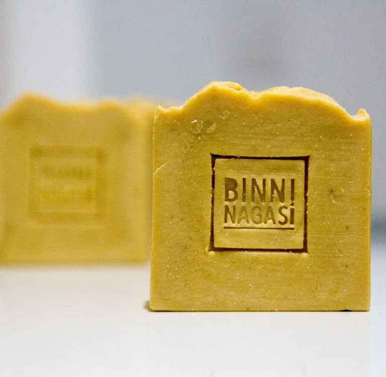 Jabón 100% Natural de Curcuma y Aceite de Olivo Antioxidante y Revitalizante Binni Nagasi
