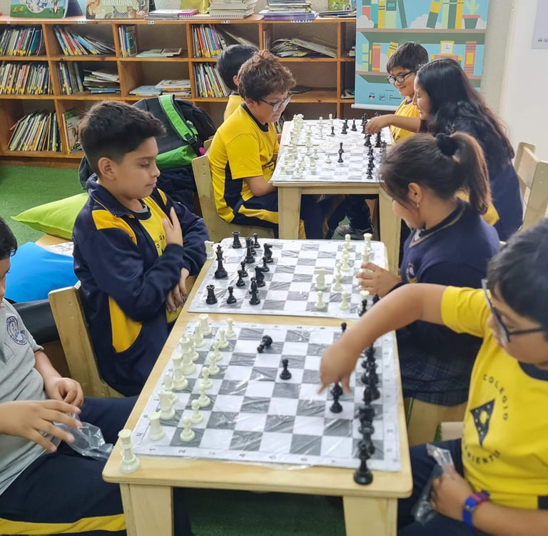 Clases de ajedrez escolar en el colegio los pensamioentos de San bernardo 