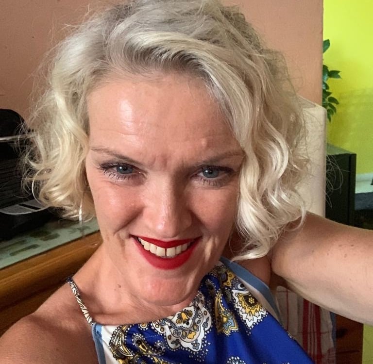 Femme blonde souriante.