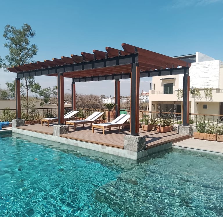 alberca y asoleadero del desarrollo Misión Schoenstatt