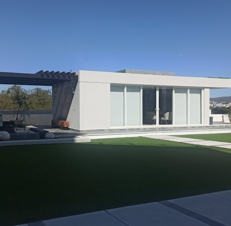 salones y área de alberca en departamentos Rumah Cumbres del Lago