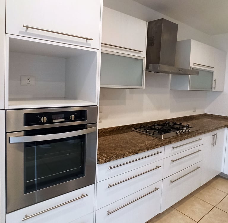 cocina contemporanea con horno y estufa independientes