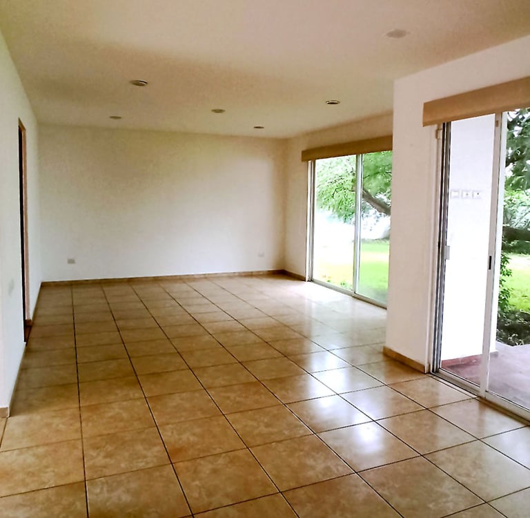 estancia amplia y luminosa con vista a jardín