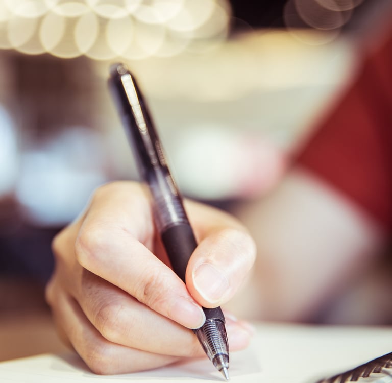 Illustration ; main tenant un stylo