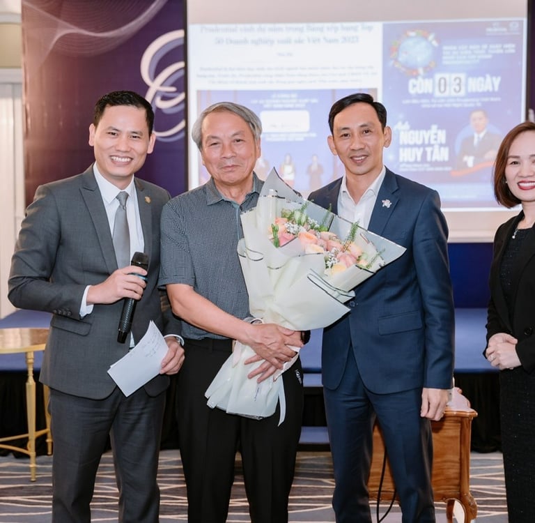 Nguyễn Nam Thùy chụp ảnh cùng khách hàng sau buổi tư vấn bảo hiểm