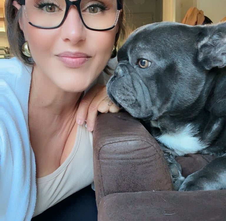 Rose et son chien Boulette, moment complice et naturel