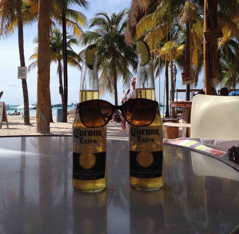 isla mujeres beach bar with drinks