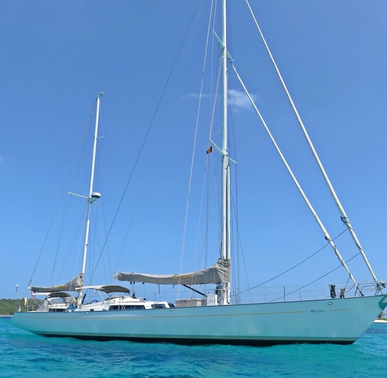 un velero anclado en el mar del caribe 
