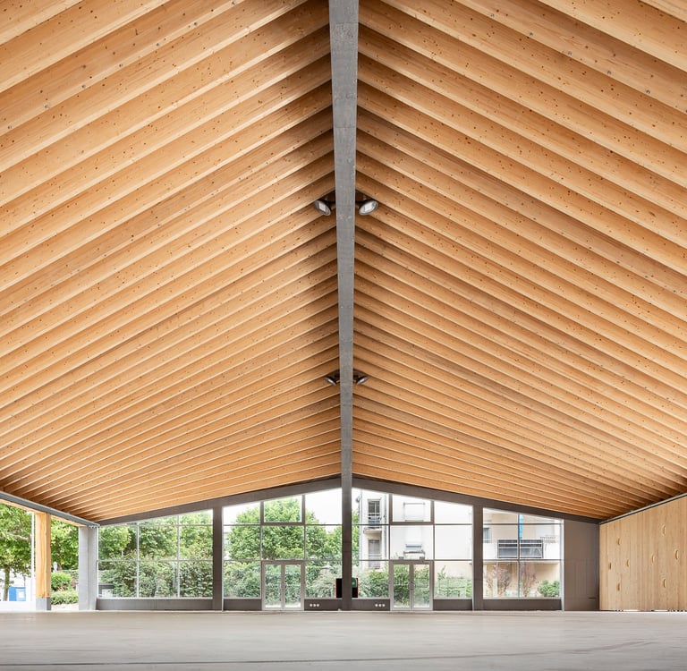 vue frontale de l'intérieure de la halle de bischwiller avec la charpente à coque de bateau
