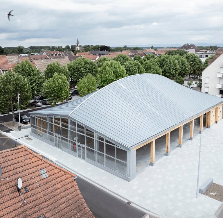 vue aérienne de la halle de bischwiller avec sa toiture comme une coque de bateau