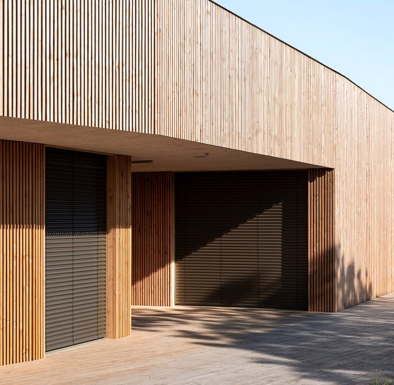 vue de détail sur l'entrée et le bardage bois vertical