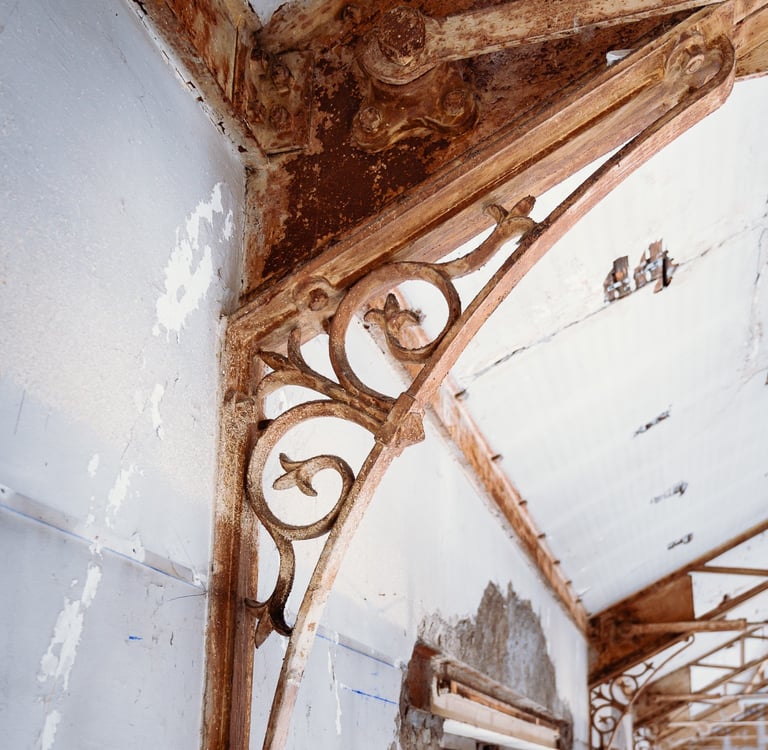 Détail de la charpente Gustave Eiffel avec ses ferronneries