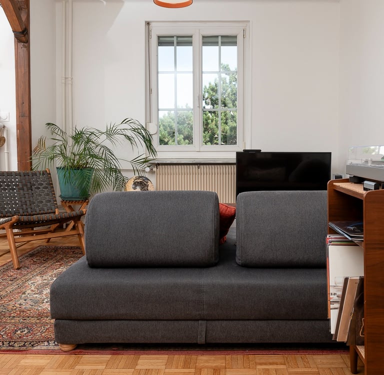 intérieur ancien d'un appartement cosy avec luminaire suspension Chouchin reverse de chez Foscarini