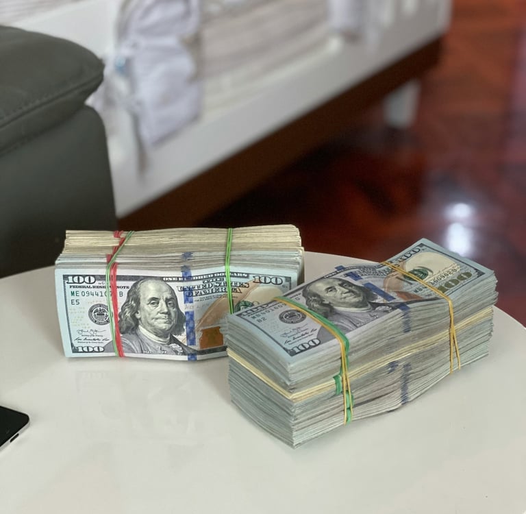 Imagem de cédulas de dólar em meio à queda da moeda e alta da bolsa em 16 de junho de 2025