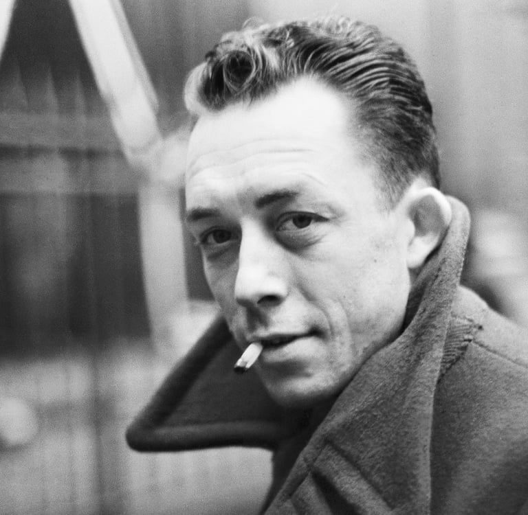 Albert Camus fumando, foto en blanco y negro.
