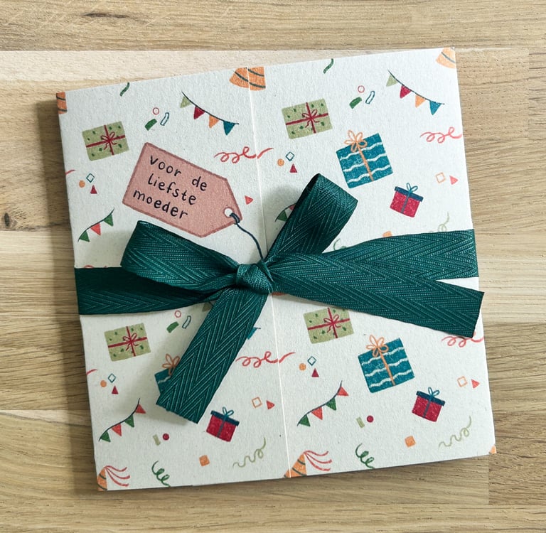 Foto van een gestrikt Kadoentje. Op de tekening van de hangtag staat 'voor de liefste moeder'.