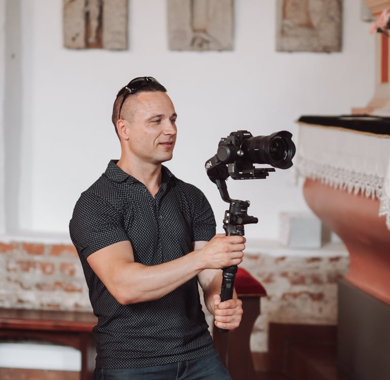 Operatorius su Sony kamera ir Ronin stabilizatoriumi