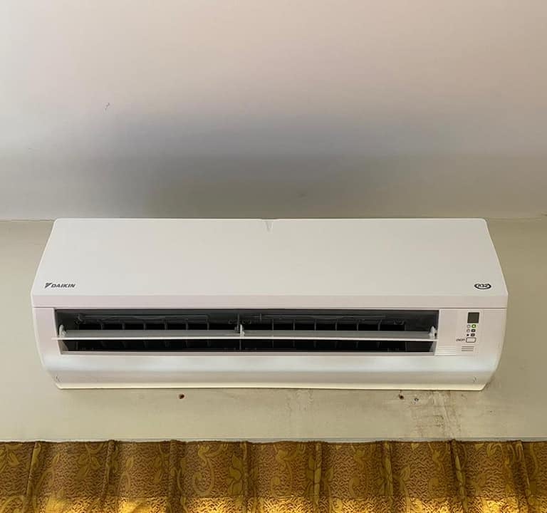 Juru teknikal Suasana install aircond Daikin berkualiti tinggi Cheras.