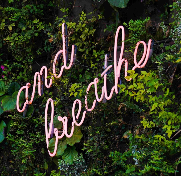 and breathe Schriftzug