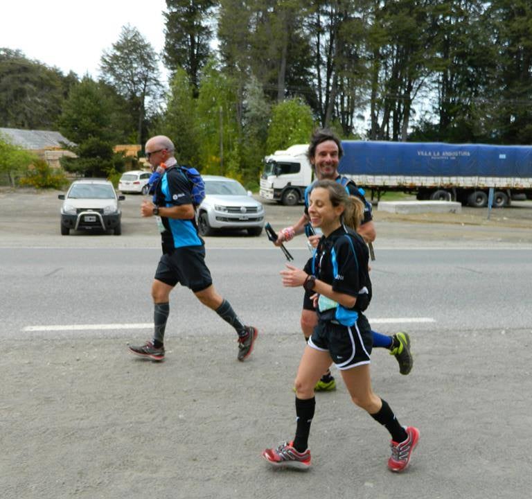 mujer corriendo por la ruta