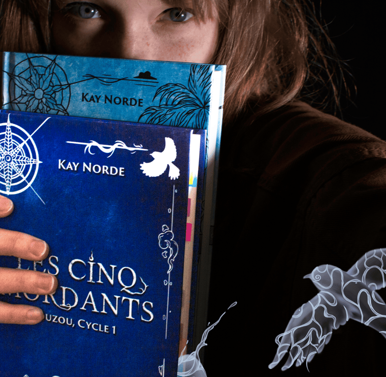Photo de Kay Norde avec deux de ses livres.
