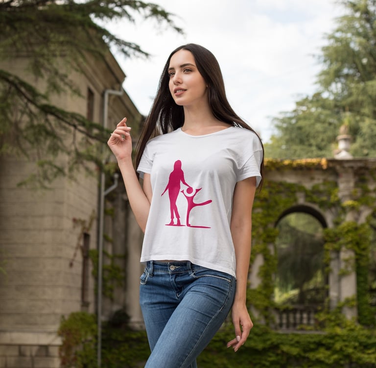 CHICA CON CAMISETA ESTAMPADA, MODELANDO