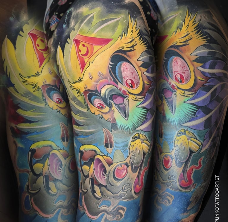 tatuaje pierna color newschool buho cazando raton punko tattoo artist barcelona 
