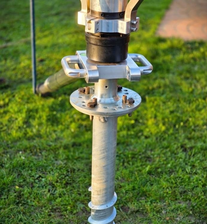 Pieu hélicoïdal installé sur un terrain meuble.