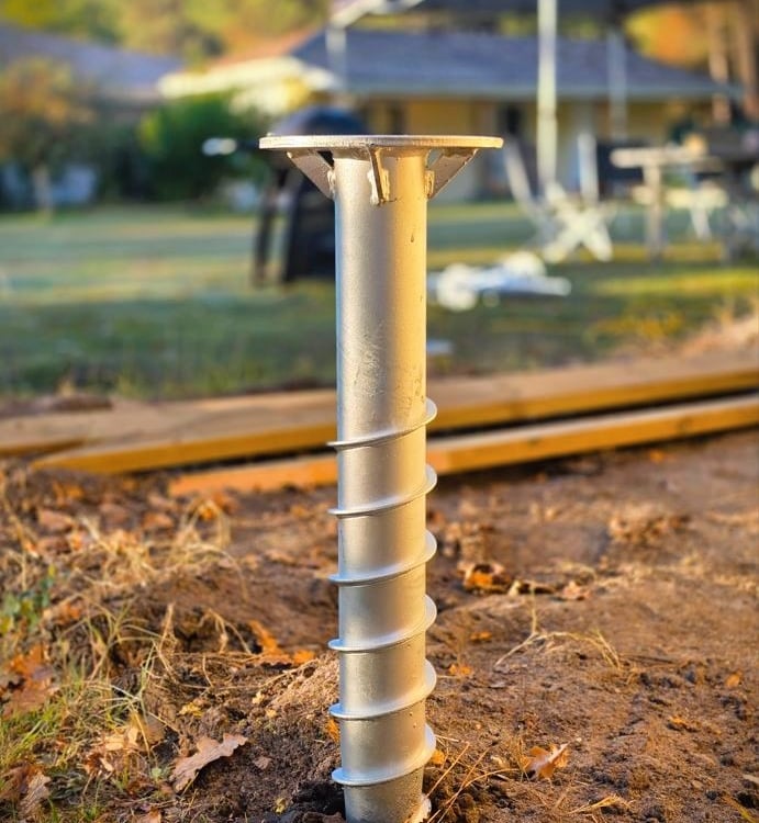 Vis de fondation dans le sable pour terrasse.