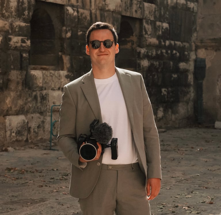 Photo d'un vidéaste avec sa caméra