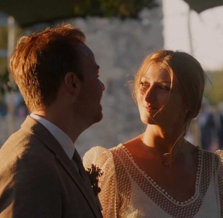 Photo de mariés en Provence, se regardant avec amour