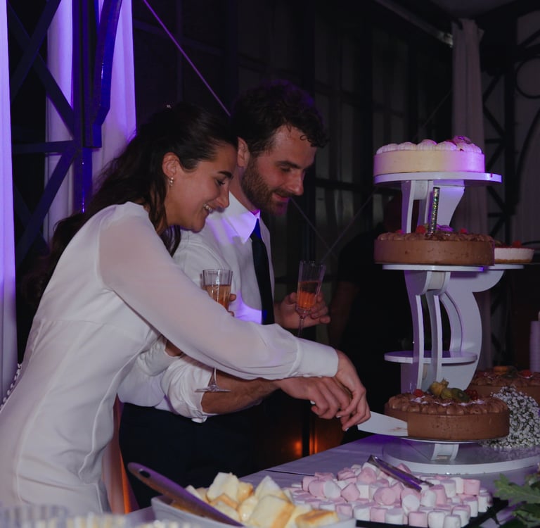 des mariés qui coupent leur gâteau de mariage