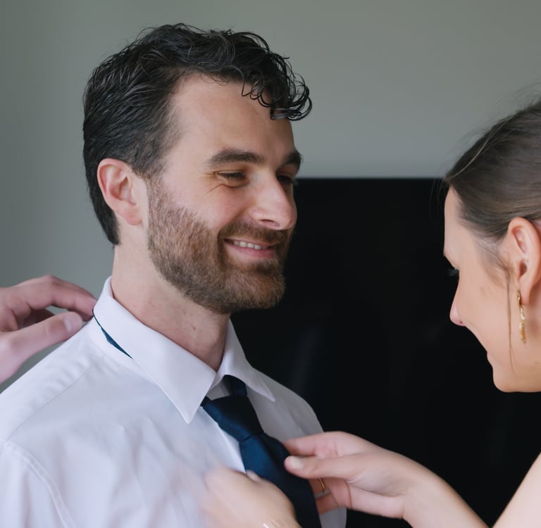 Mariés qui se prépare et met sa cravate