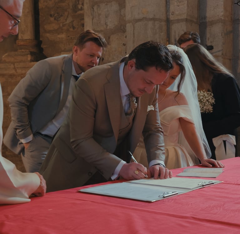 Des mariés qui signent leur livret de famille à l'église