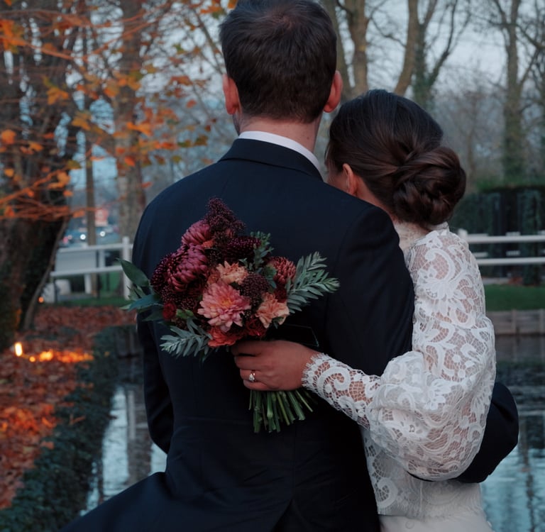 Mariés qui s'enlacent