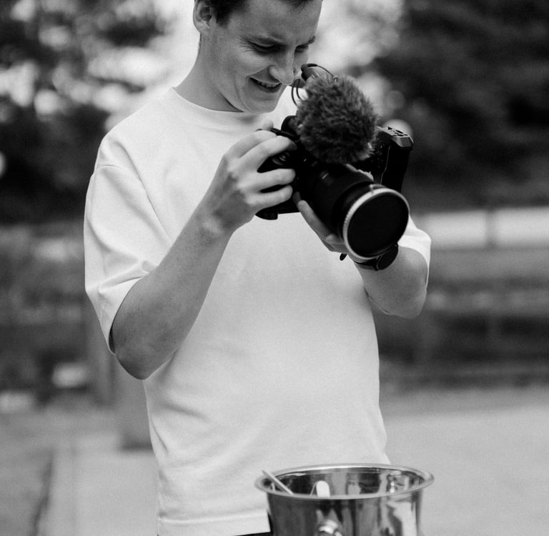 Vidéaste Victor Lepecquet qui filme