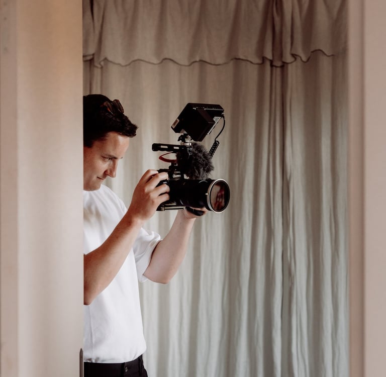 Le vidéaste Victor LEPECQUET qui filme avec sa caméra professionnelle