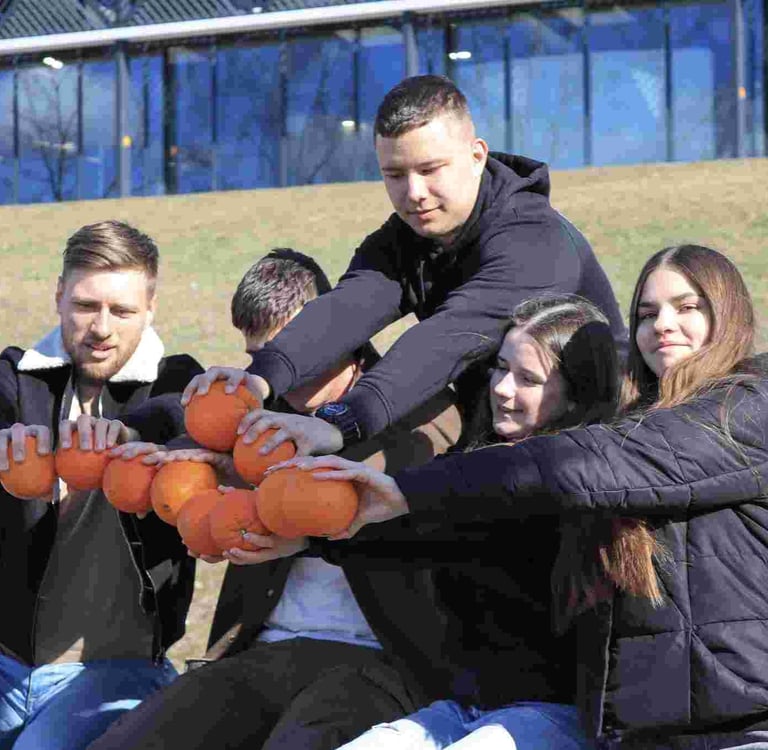 zmones lauke su apelsinais