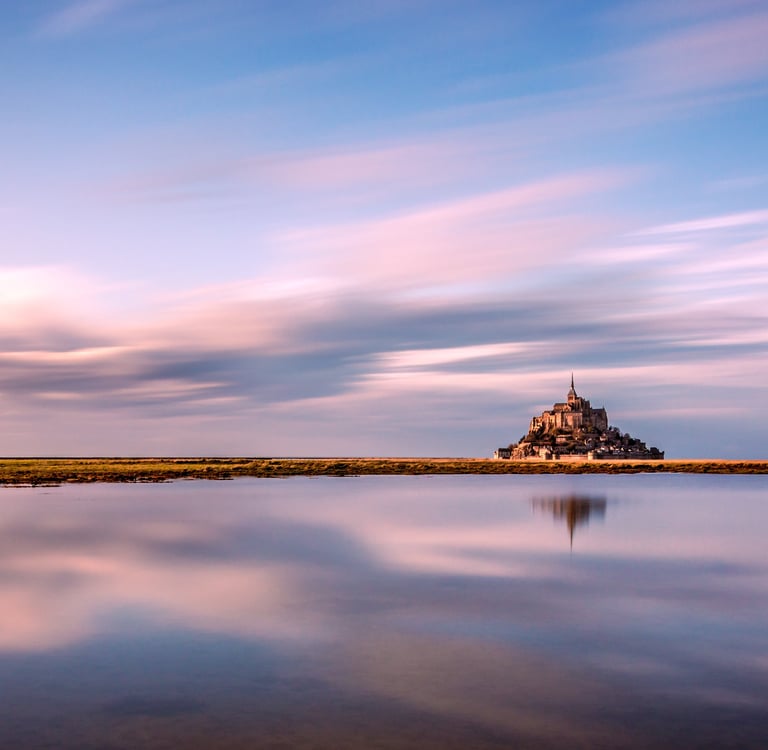 Photo couleur originale de Anthony Leclerc du Mont Saint Michel en pose longue