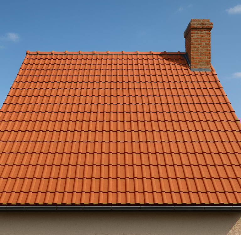 Toiture en tuiles rouges avec cheminée après nettoyage